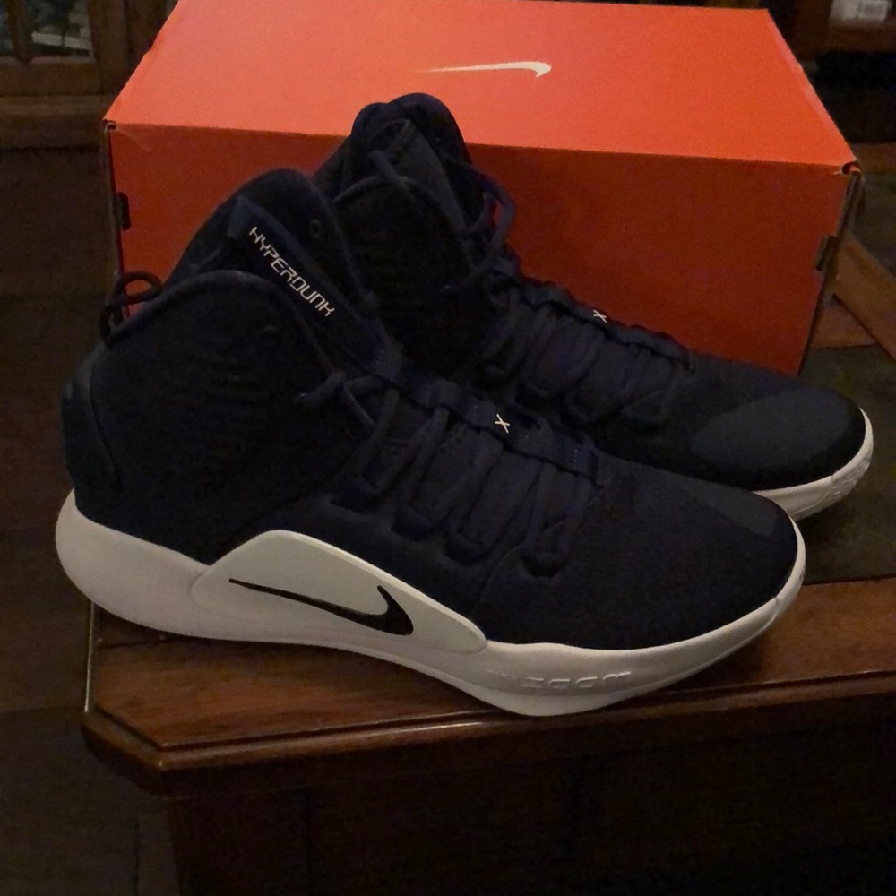 Hyperlink basketball shoes